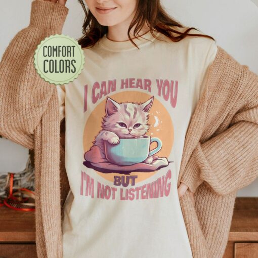 Funny Cat I Can Hear You But I’m Not Listening Cat Mom Shirt Book Lover Gift