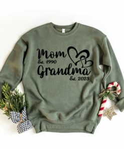 Mom Est Grandma Est Custom Shirt Pregnancy Announcement New Grandma Mommy to be Tee Mom Est Grandma Est Custom Shirt Pregnancy Announcement New Grandma Mommy to be Tee