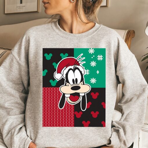 Disneyland Christmas Santa Goofy Classic Portrait Very Merry Christmas Funny Sweatshirt Unique Xmas Gift