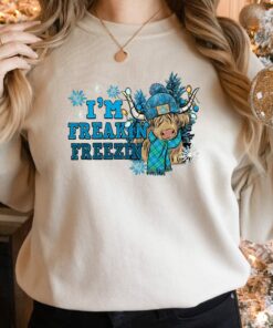 I’m Freaking Freezing Highland Cow Sweatshirt Lovely Unique Xmas