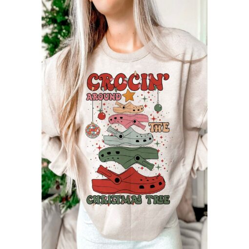 Vintage Winter Crockin’ Around The Christmas Tree Funny Holiday Sweatshirt Trendy Unique Xmas Gift