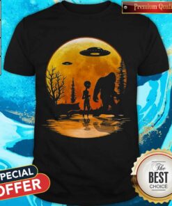 Awesome Bigfoot And Alien Under The Moon Shirt