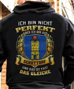 Ich Bin Nicht Perfekt Aber Ich Bin Aus Schuttorf Und Das Ist Fast Das Gleiche Shirt (Back Side) Ich Bin Nicht Perfekt Aber Ich Bin Aus Schuttorf Und Das Ist Fast Das Gleiche Shirt (Back Side)