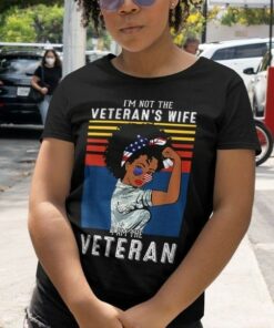 I’m Not The Veteran’s Wife I Am The Veteran Black Queen Wearing Glasses Headband Flag Of America Shirt